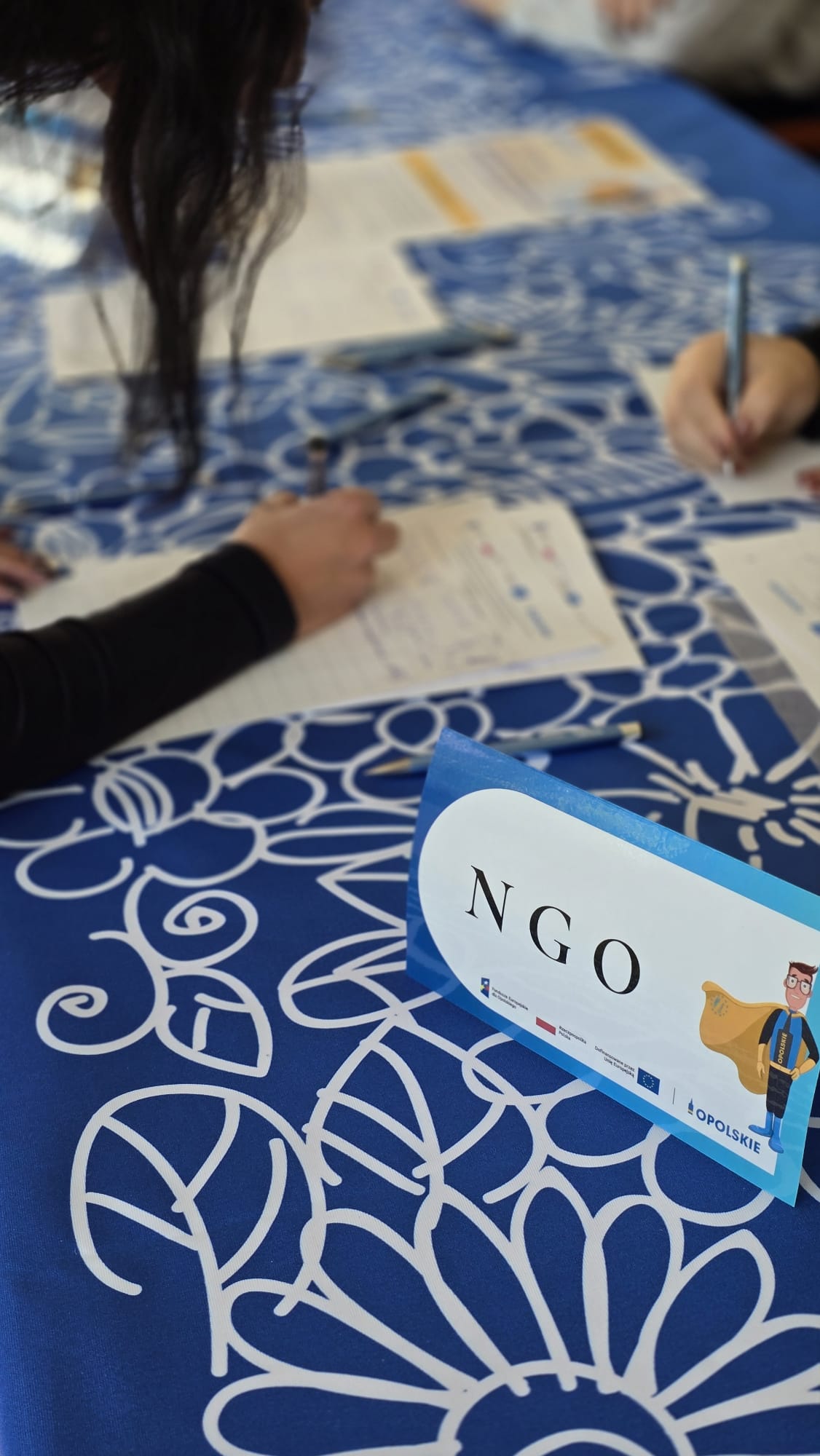 Zdjęcie przedstawiające stół, na którym NGO mogły zapisywać swoją obecność na konferencji otwierającej EBO