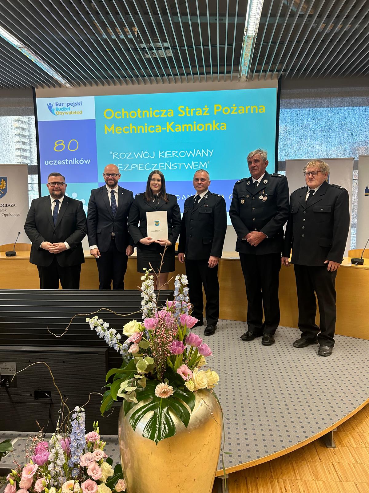 Przedstawiciele NGO pozujący do zdjęcia na uroczystości podpisania umów w sprawie realizacji projektu EBO