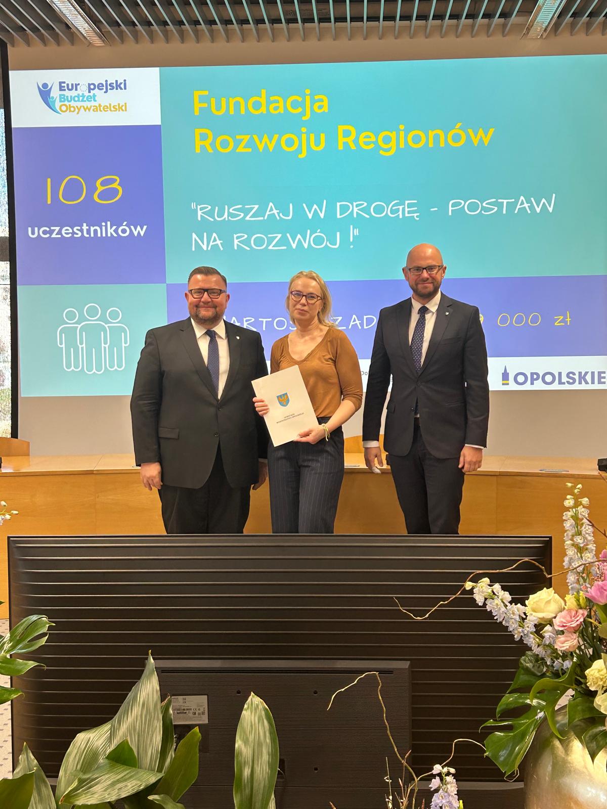 Przedstawiciele NGO pozujący do zdjęcia na uroczystości podpisania umów w sprawie realizacji projektu EBO