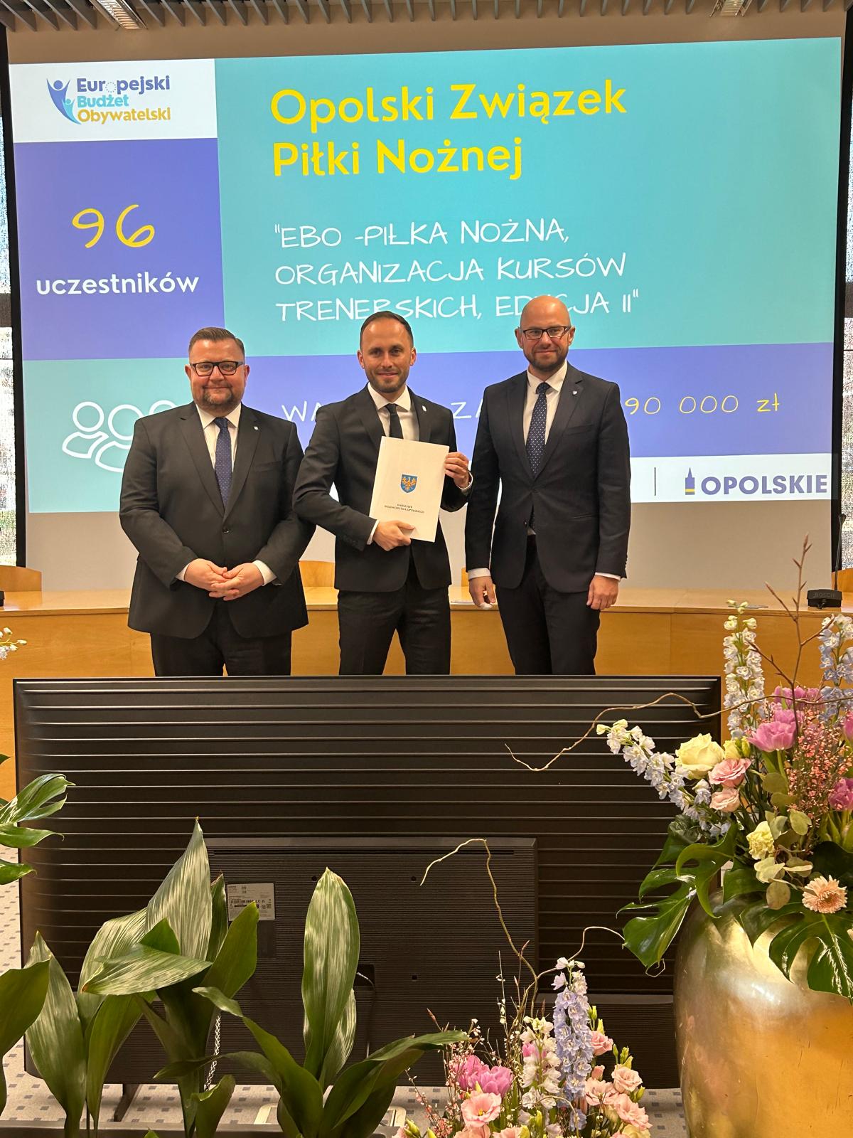 Przedstawiciele NGO pozujący do zdjęcia na uroczystości podpisania umów w sprawie realizacji projektu EBO