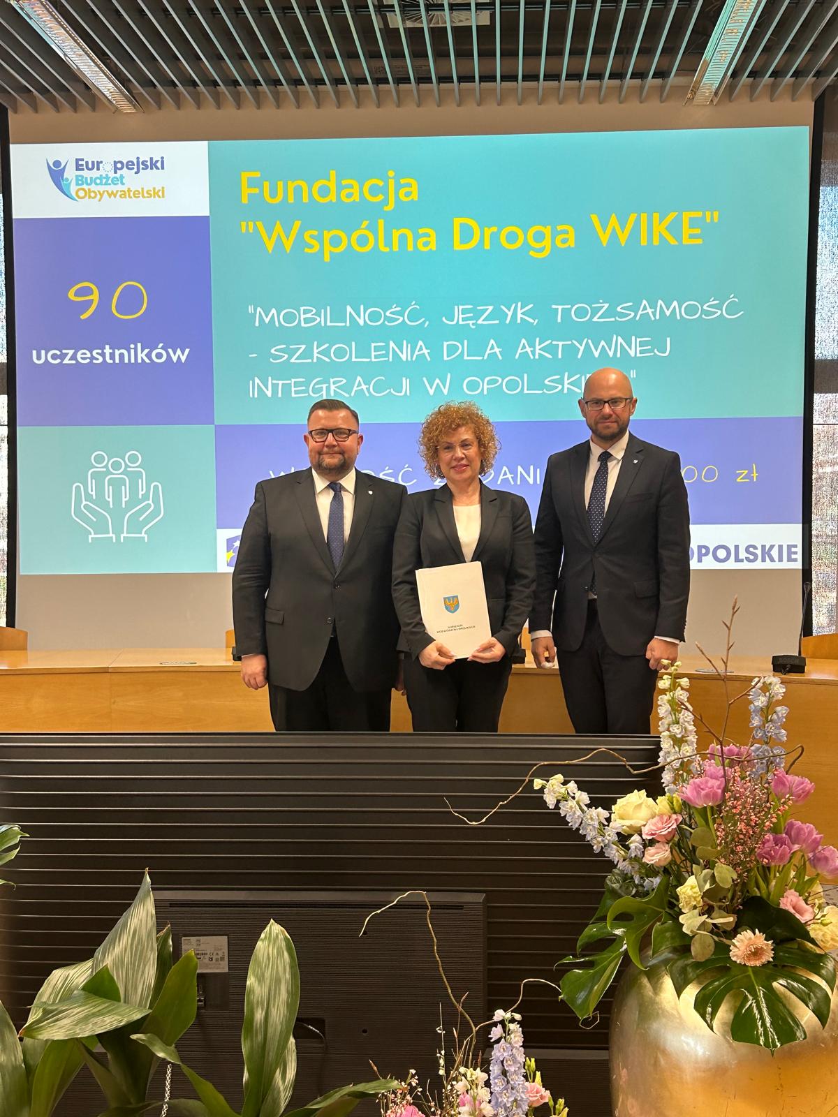 Przedstawiciele NGO pozujący do zdjęcia na uroczystości podpisania umów w sprawie realizacji projektu EBO