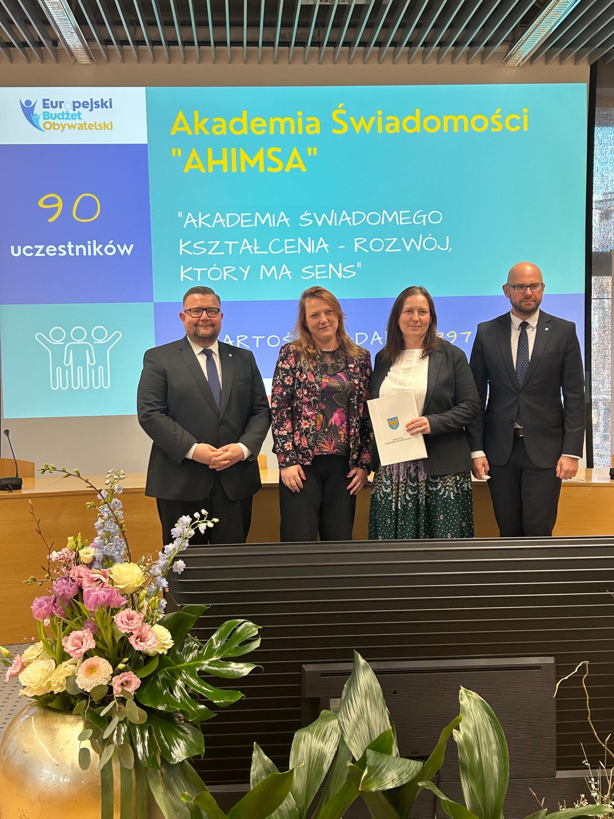 Przedstawiciele NGO pozujący do zdjęcia na uroczystości podpisania umów w sprawie realizacji projektu EBO