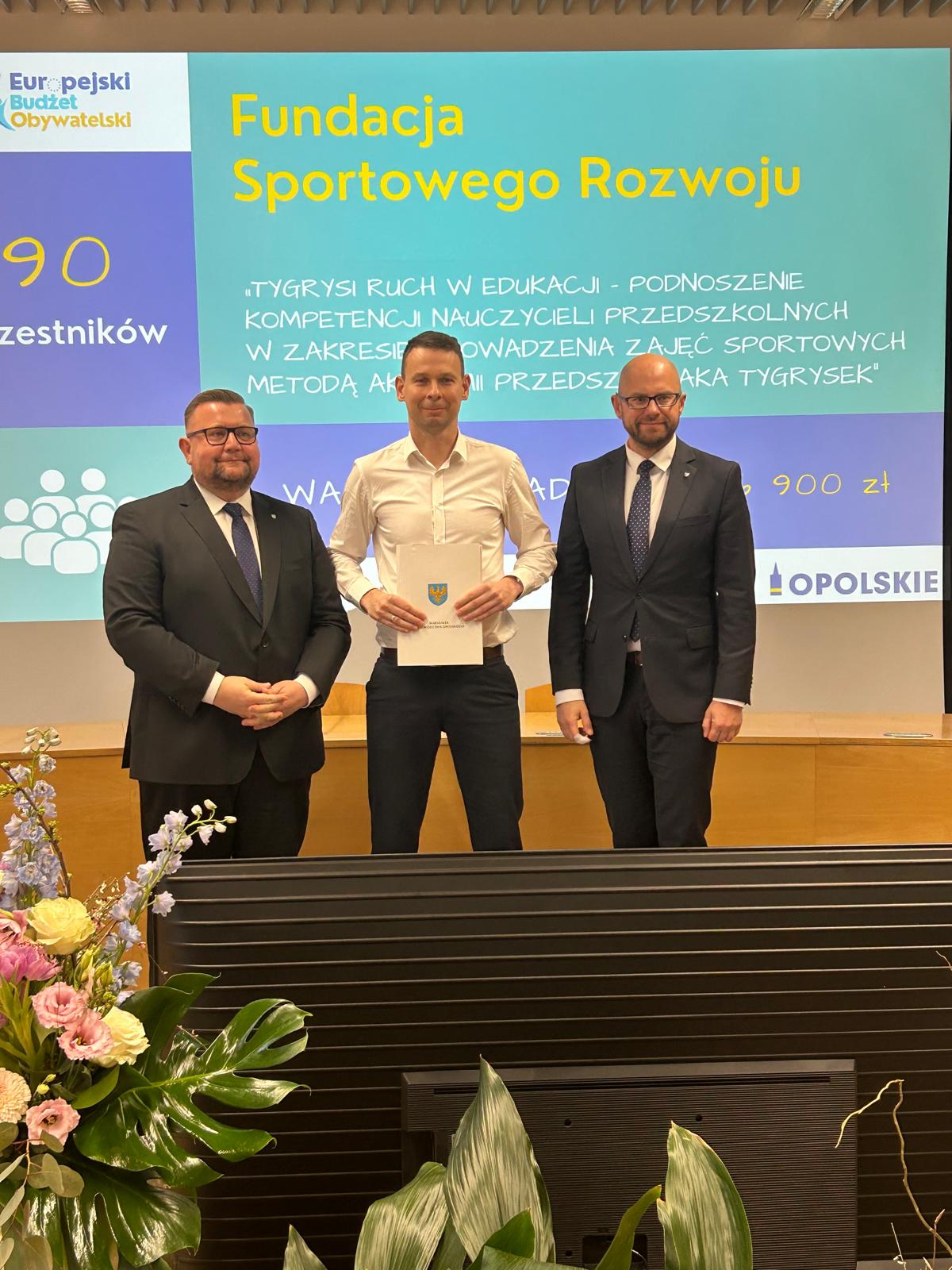 Przedstawiciele NGO pozujący do zdjęcia na uroczystości podpisania umów w sprawie realizacji projektu EBO