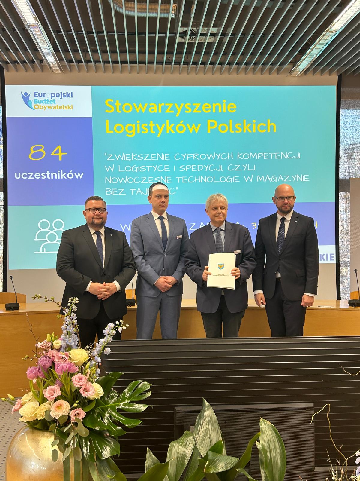 Przedstawiciele NGO pozujący do zdjęcia na uroczystości podpisania umów w sprawie realizacji projektu EBO