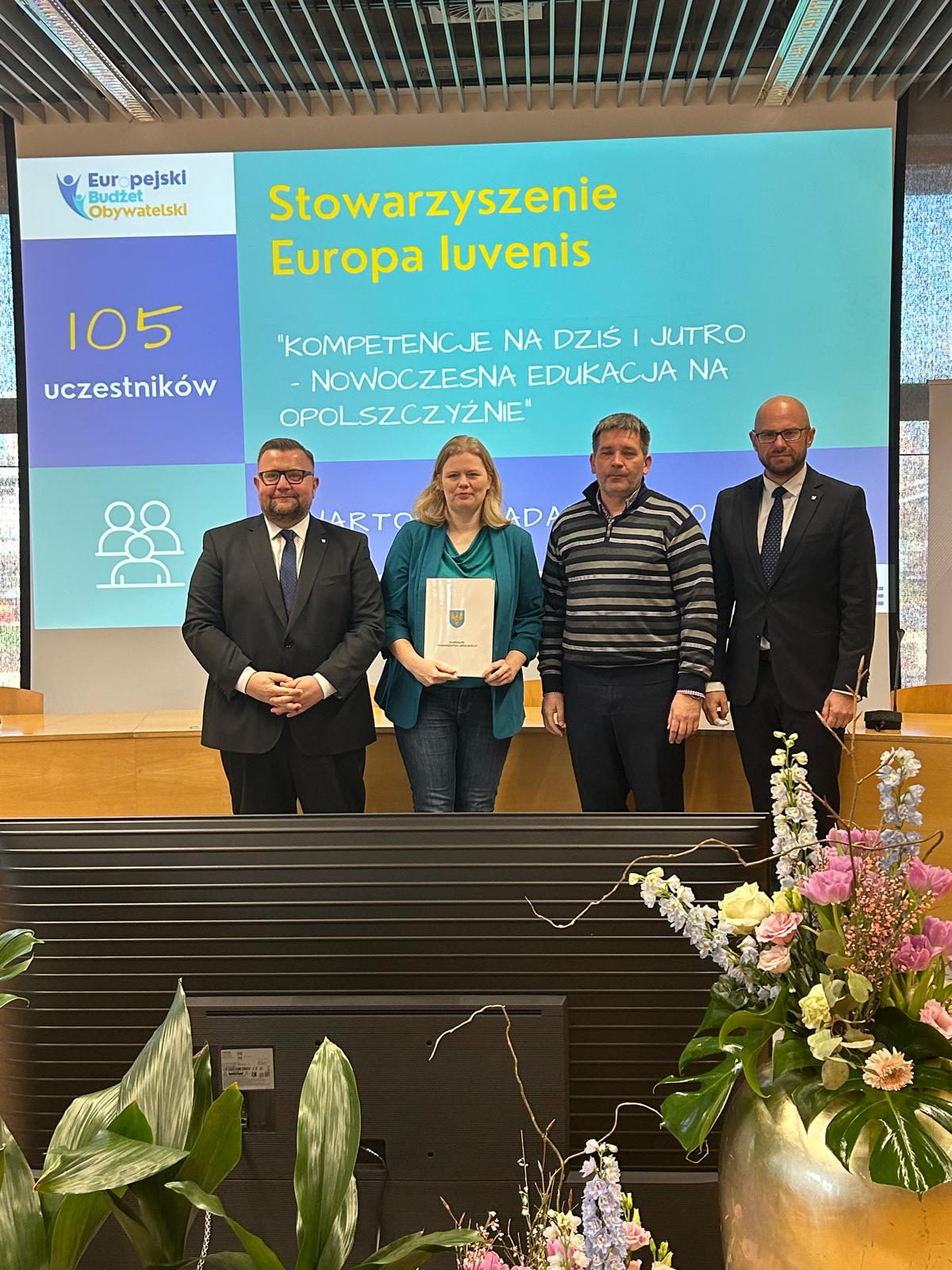 Przedstawiciele NGO pozujący do zdjęcia na uroczystości podpisania umów w sprawie realizacji projektu EBO