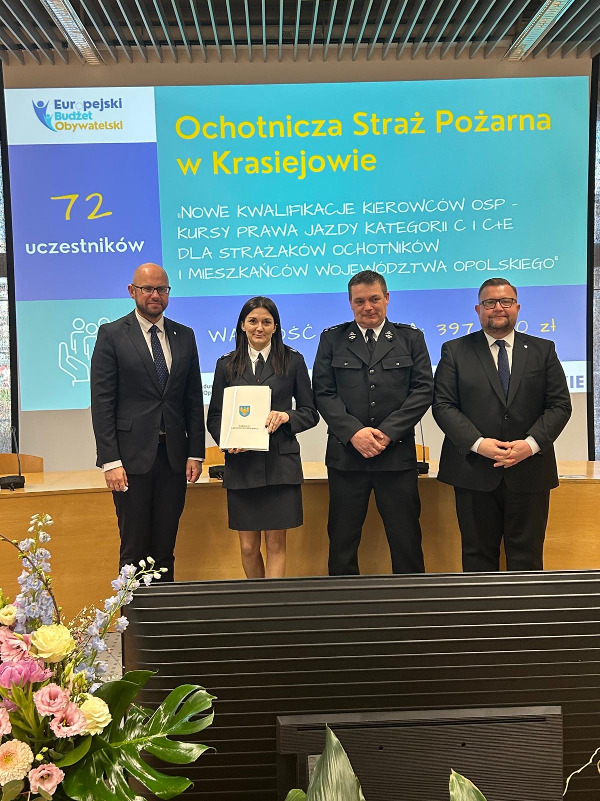 Przedstawiciele NGO pozujący do zdjęcia na uroczystości podpisania umów w sprawie realizacji projektu EBO