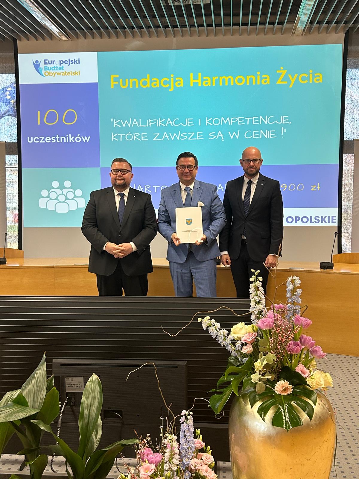 Przedstawiciele NGO pozujący do zdjęcia na uroczystości podpisania umów w sprawie realizacji projektu EBO