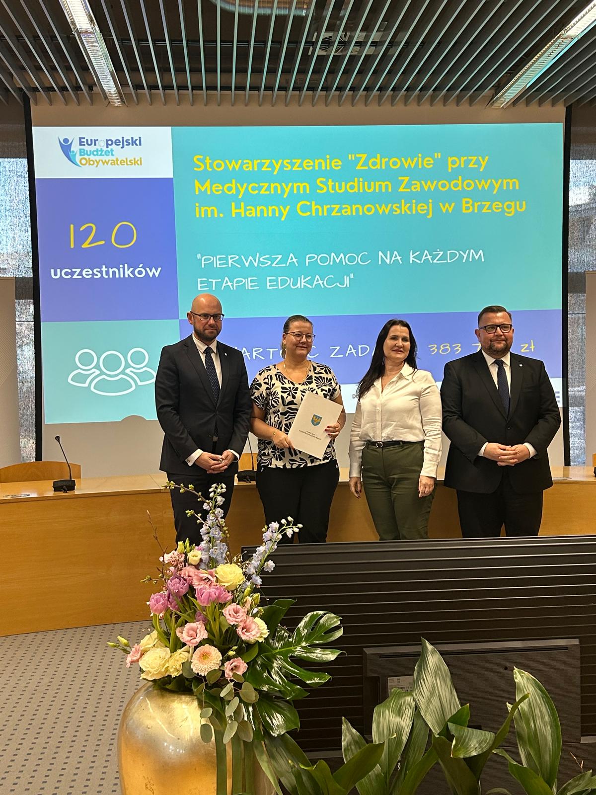 Przedstawiciele NGO pozujący do zdjęcia na uroczystości podpisania umów w sprawie realizacji projektu EBO